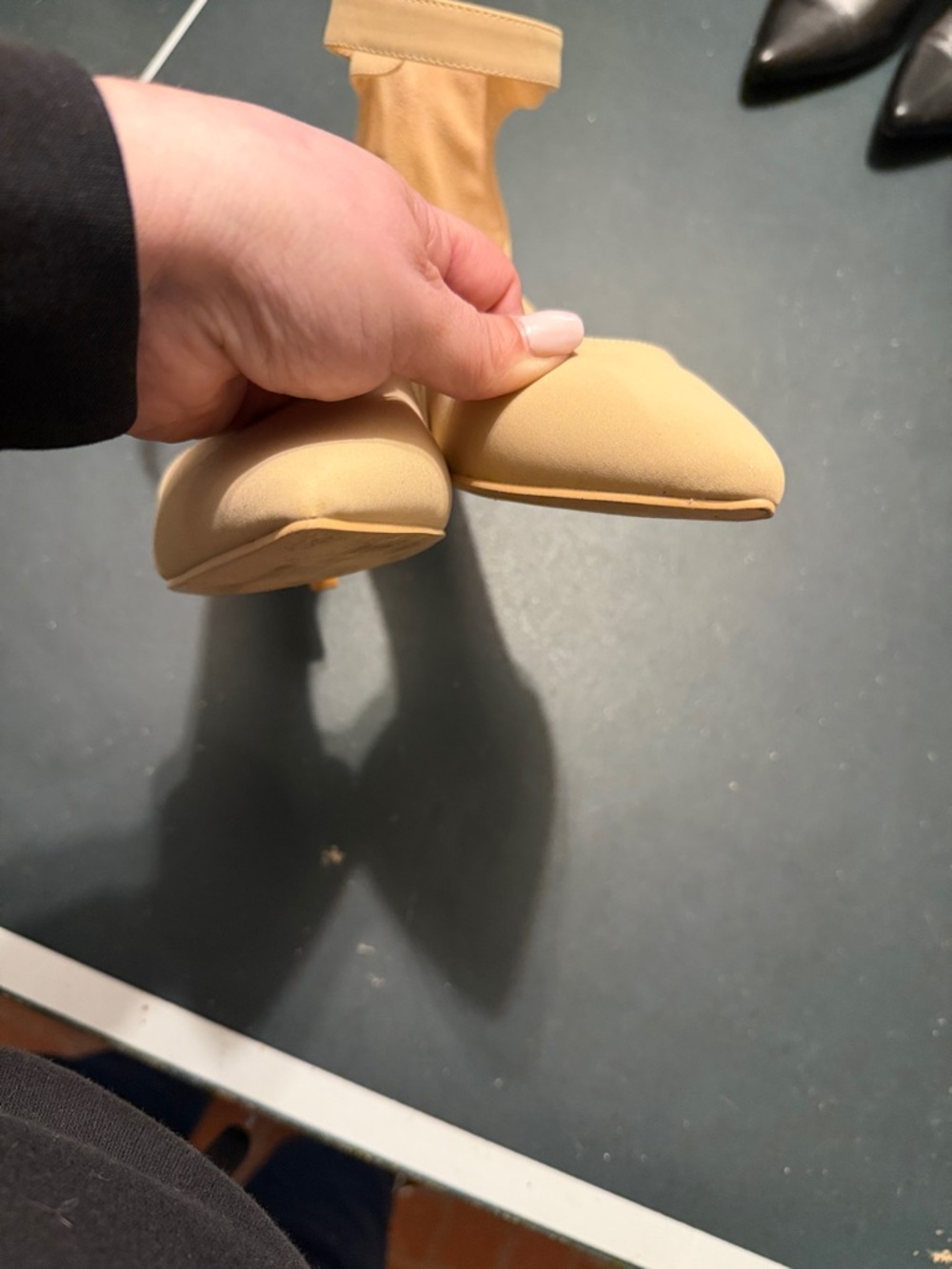 Vepose Cream Pointed Toe Ankle Strap Pumps - Picture 4 of 4